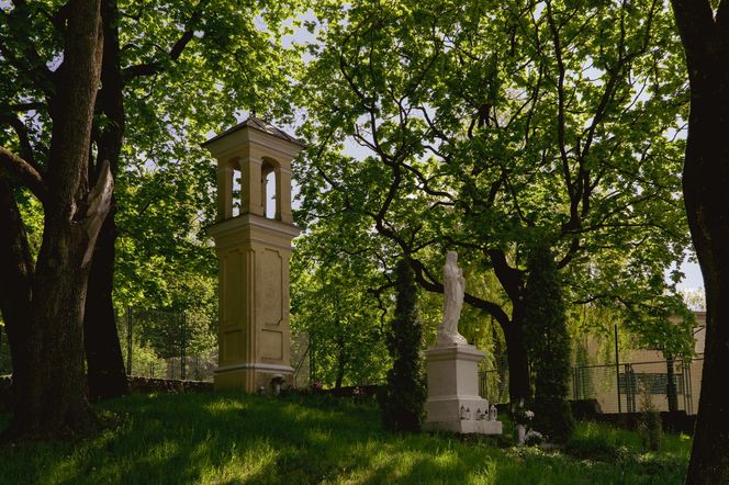 Szkoła projektu Romualda Gutta w Wilnie. Kapliczki obok szkoły