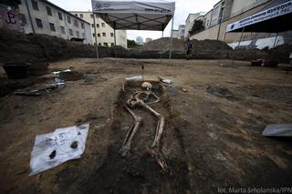Odkopali ludzkie szczątki na Rakowieckiej: Czy wśród nich jest gen. Fieldorf Nil?