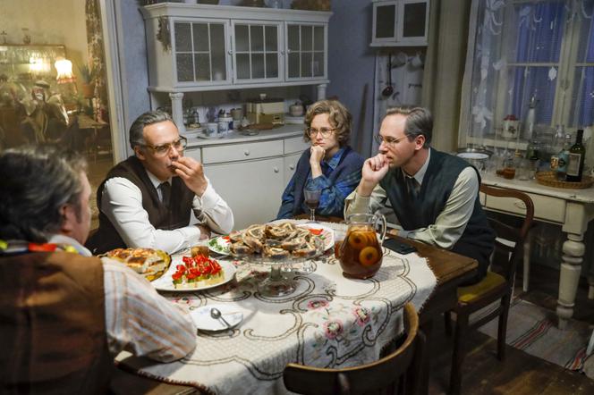 Stulecie Winnych 4. Andzia (Barbara Wypych), Michał (Stefan Pawłowski), Stanisław (Jan Wieczorkowski), Jerzyk (Andrzej Andrzejewski))