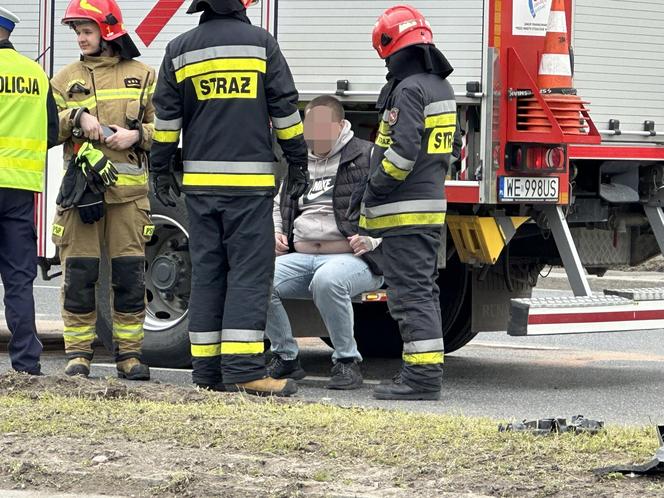 Wymusił pierwszeństwo, był wycinany z auta. Z minuty na minutę coraz gorzej się czuł