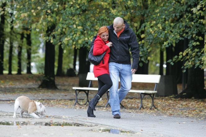 Artur Szpilka na spacerze z Kamilą Wybrańczyk i psem