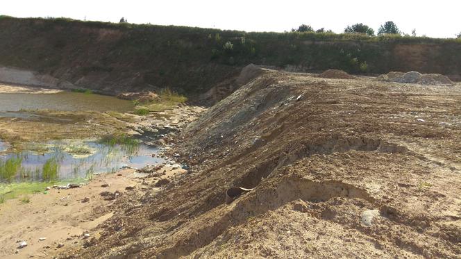 śmieci na terenie wyrobiska w Olszewicach