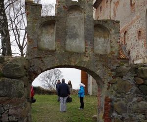 Ten kościół dawniej był zamkiem. To tam znajduje się Święty Graal? [ZDJĘCIA]