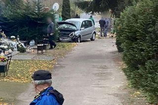  Stargard. Wypadek na cmentarzu. Kierowca staranował ogrodzenie i zniszczył kilka nagrobków [ZDJĘCIA]