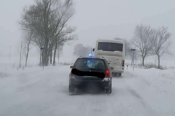 Trudne warunki na drogach w Podlaskiem. Pierwsze utrudnienia i wypadki [ZDJĘCIA]