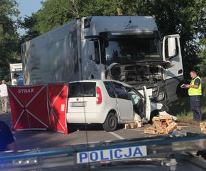 Potworny wypadek pod Siedlcami. 69-latka zmiażdżona przez tira. Wcześniej sprzedawała truskawki