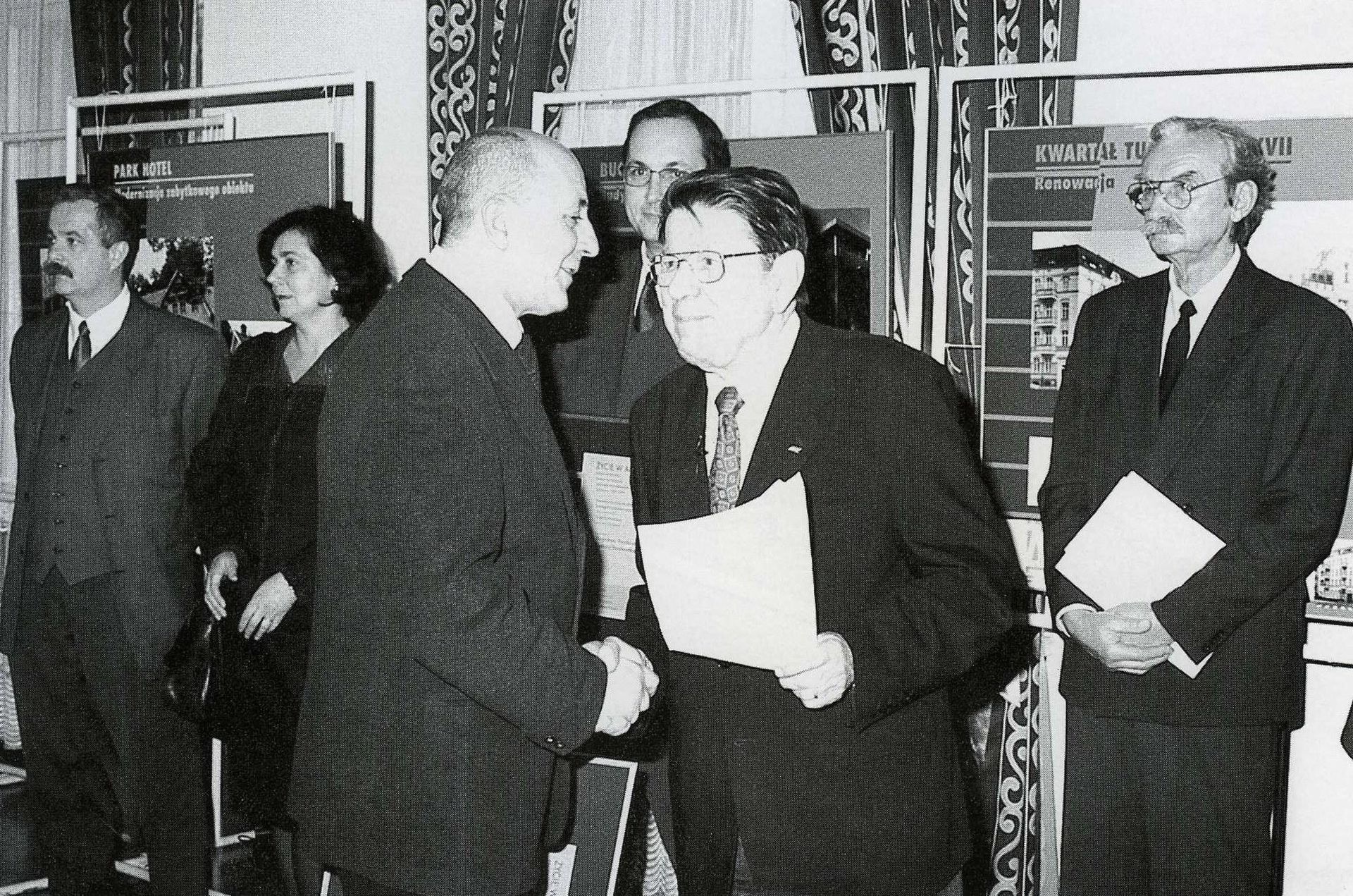 Od lewej; prezes szczecińskiego oddziału SARP Juliusz Prandecki, Ryszard Semka, Andrzej Popiel, w tle Zbigniew i Barbara Paszkowscy, autorzy Ulubieńca Szczecina