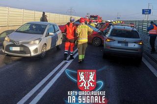 Strażacy chcieli pomóc przy wypadku. Wtedy w jednego z nich wjechał samochód