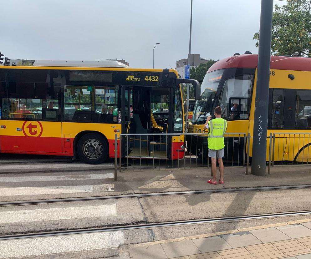 Zderzenie tramwaju i autobusu w Warszawie