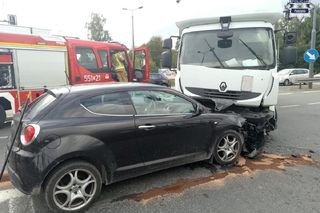 Kraksa na drodze krajowej. Kobieta w szpitalu po zderzeniu z ciężarówką