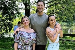 M jak miłość na planie. Mikołaj Roznerski z charakteryzatorkami