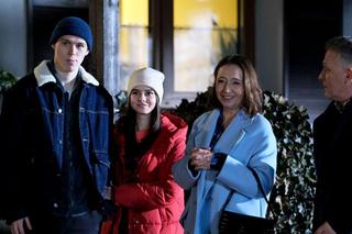 M jak miłość odc. 1805. Basia (Karina Woźniak), Michał (Igor Pawłowski), jego matka Jola Kędzierska (Marta Bizoń), Artur Rogowski (Robert Moskwa)