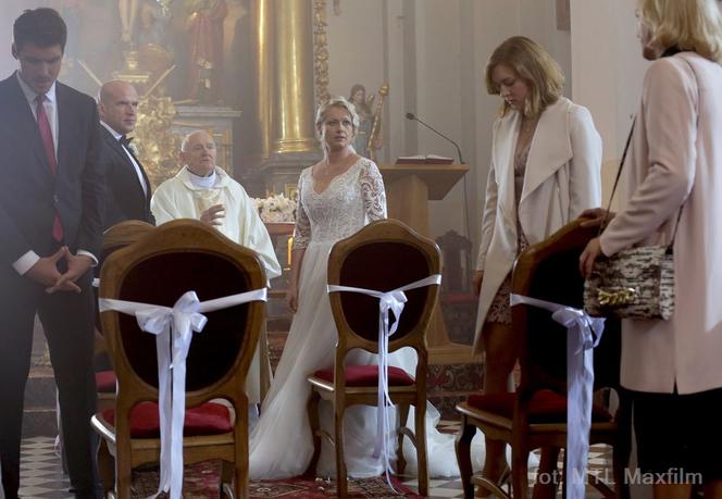 M jak miłość odcinek 1274, Andrzejek (Tomasz Oświeciński), Marzenka (Olga Szomańska), Marcin (Mikołaj Roznerski), Ula (Iga Krefft), Ela (Anna Sarna)