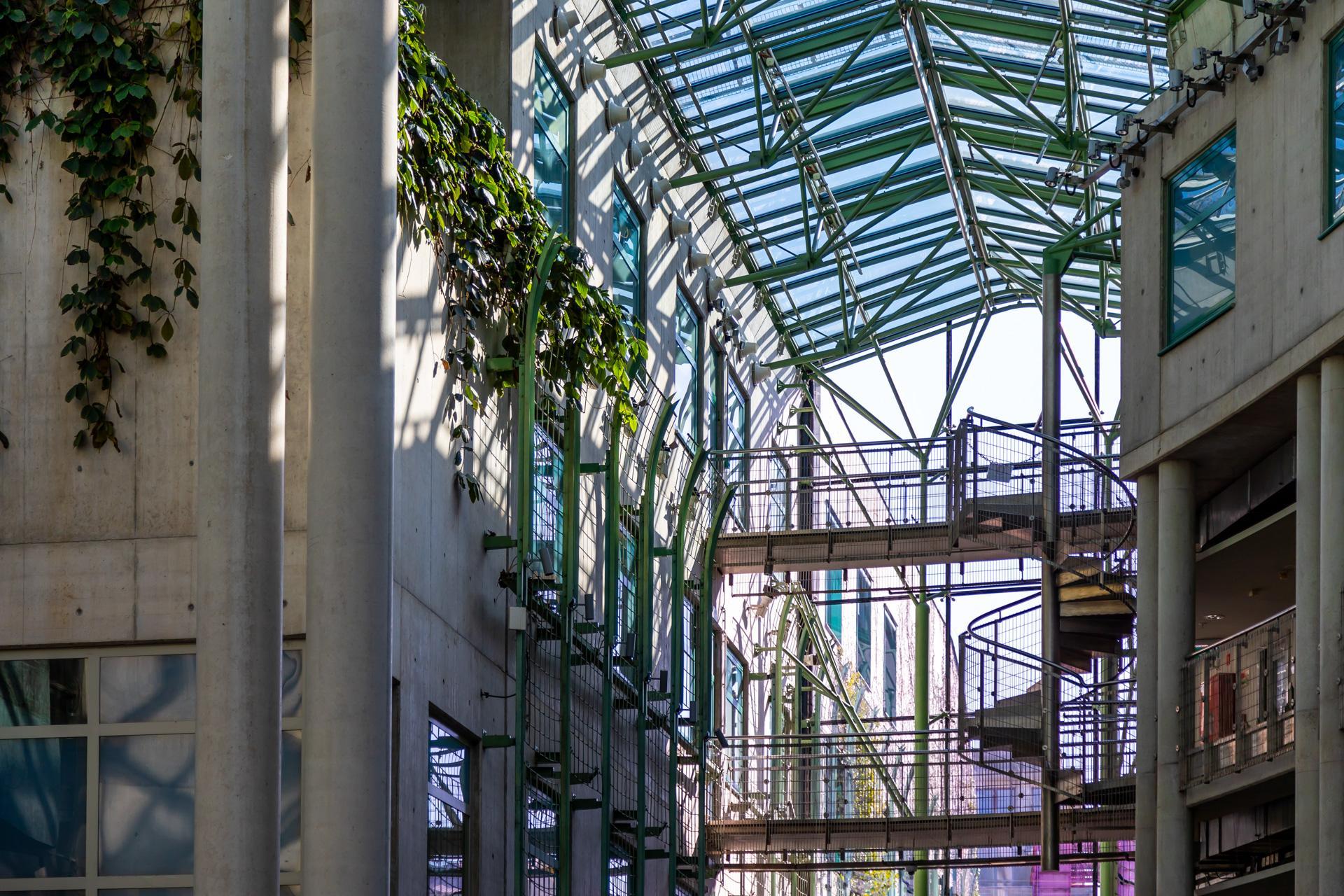 Biblioteka Uniwersytecka w Warszawie - zdjęcia. Zobacz postmodernistyczną ikonę, którą kiedyś uznawano za kicz