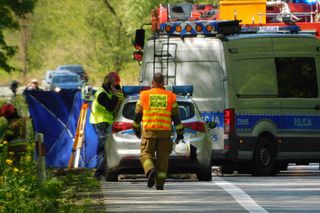 Tragiczny początek majówki na Mazowszu. Nie żyją dwie osoby. Jaguar uderzył w drzewo 