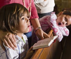 Mam ochotę przerwać kazanie. Ksiądz o zachowaniu dzieci i rodziców na mszy 