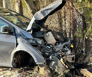 Kierujący sportowym autem roztrzaskał się o eleganckiego jaguara. Sprawca wypadku trafił do szpitala