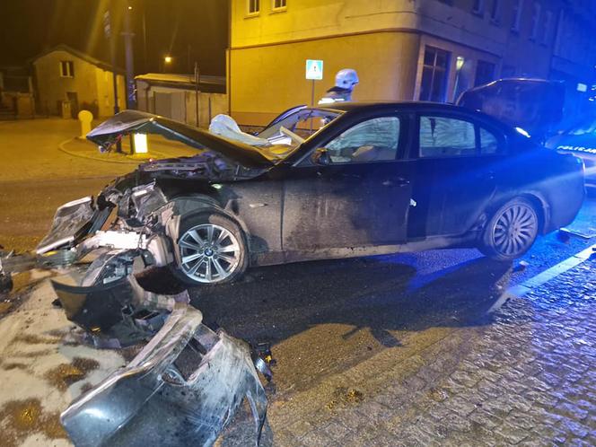 BMW wbiło się w budynek w Barwicach