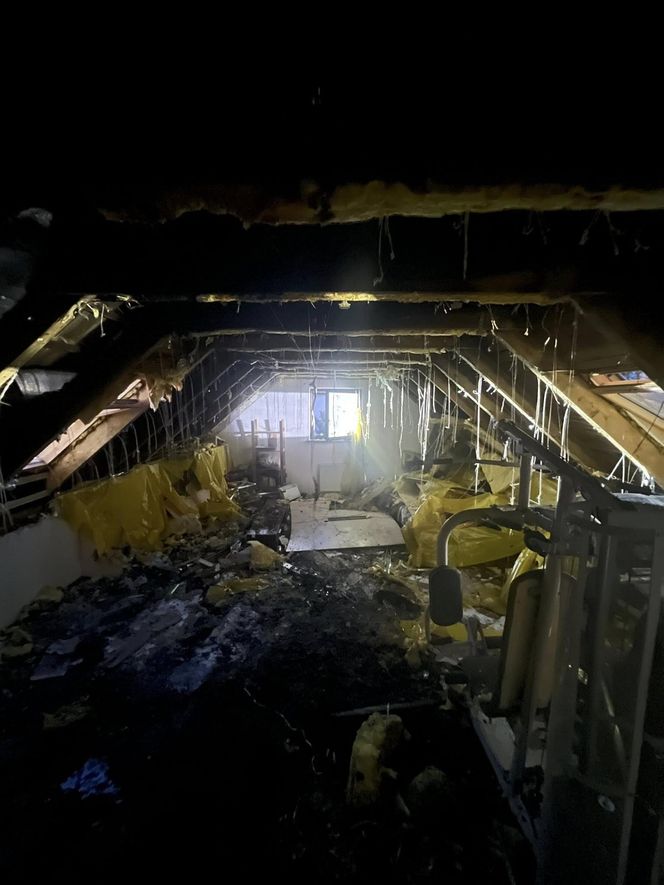 Zapalił się samochód, ogień zajął dom. Dramatyczny pożar w Jabłonnie