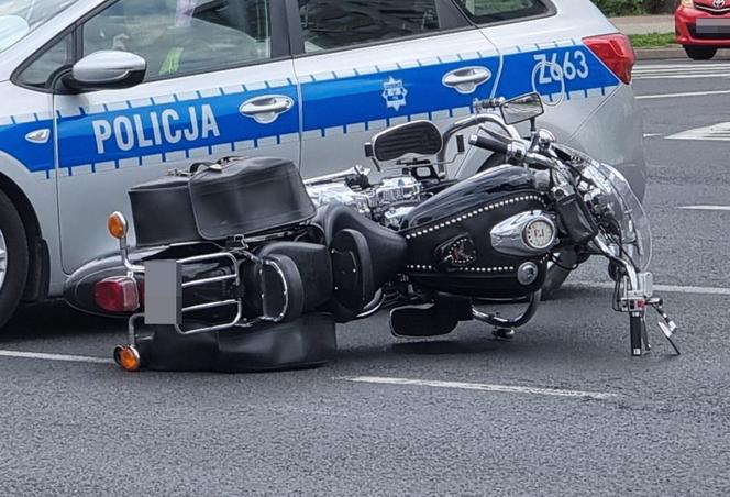 Zmiótł seatem motocyklistę. Koszmarny wypadek na Pradze