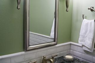 Zielona ściana w stylowej łazience