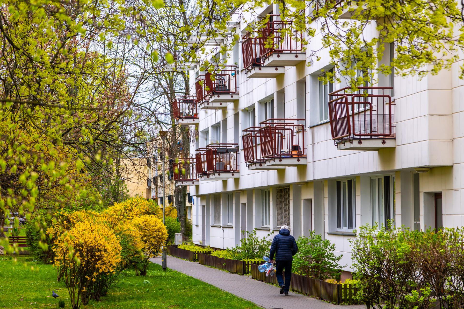 Osiedle WSM Koło II w Warszawie - zdjęcia. Pablo Picasso na ścianie i klatki schodowe typu ser