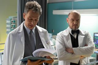 Na dobre i na złe odc. 740. Ruud van der Graaf (Redbad Klynstra-Komarnicki), Falkowicz (Michał Żebrowski)