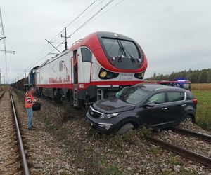 O krok od tragedii w Tarnobrzegu. Samochód staranowany przez pociąg