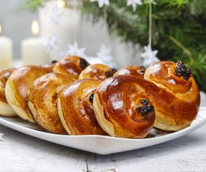 Szwedzkie bułeczki szafranowe Lussekatter. Przepis na adwentowe bułeczki z rodzynkami