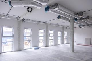 Szkoła modułowa w Kobyłce. Wnętrza i budowa, zdjęcia z 5.08.2024