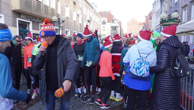 Bieg Mikołajów w Olsztynie. Około 400 osób pobiegło w charytatywnym celu [ZDJĘCIA]