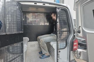 Od 2 lat mieszkał w szałasach. Gdy do niego przyszli, od razu wyjął nóż