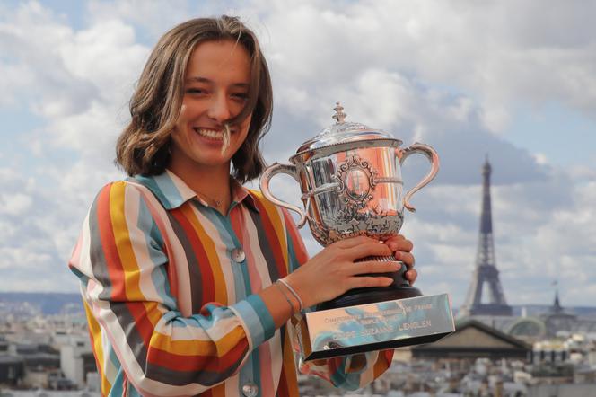 Iga Świątek w tęczowej sukience po wygraniu Roland Garros
