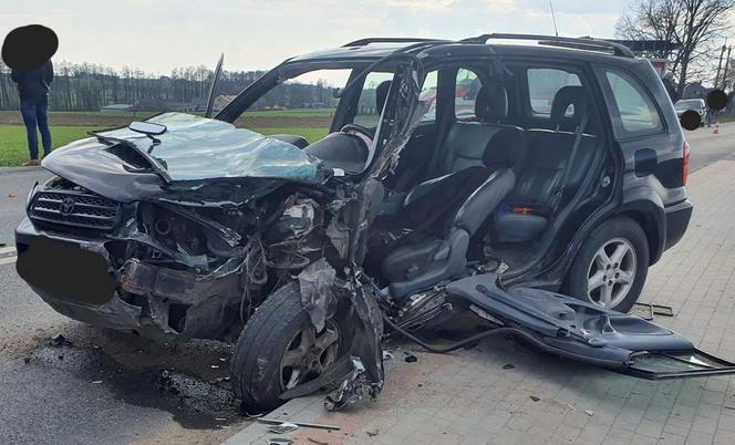 Czołówka pod Płockiem! Renault zupełnie zmiażdżone. Lądował śmigłowiec [ZDJĘCIA]
