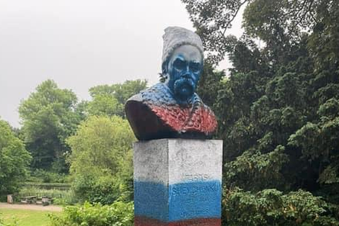 Pomalowany pomnik ukraińskiego wieszcza