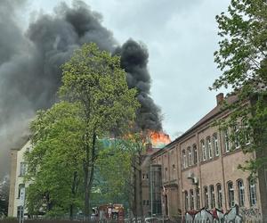 Płonie dach budynku Akademii przy ul. Teatralnej. Trwa akcja gaśnicza