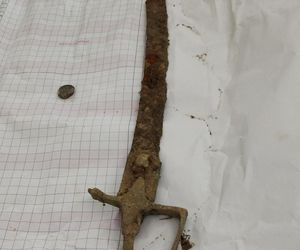 Zabytkowa szabla wyłowiona z Wisły. Rzeka odkrywa skarby z przeszłości