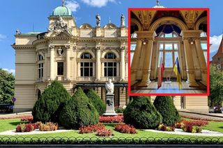 Teatr Słowackiego przenosi ukraińską flagę. Dyrektor mówi o groźbach i atakach na instytucję