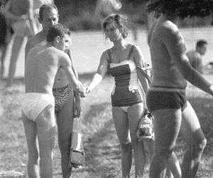 QUIZ PRL. Seksbomby znad Bałtyku. W czym opalały się nasze matki i babki? 15 pytań o plażowanie w stylu PRL