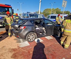 Potworny wypadek w Warszawie. Roztrzaskane trzy samochody, w tym jeden radiowóz. Policjanci trafili do szpitala