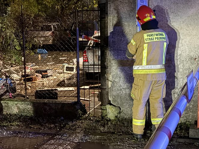 Furiat szalał na Mokotowie. Zrzucał meble na samochody