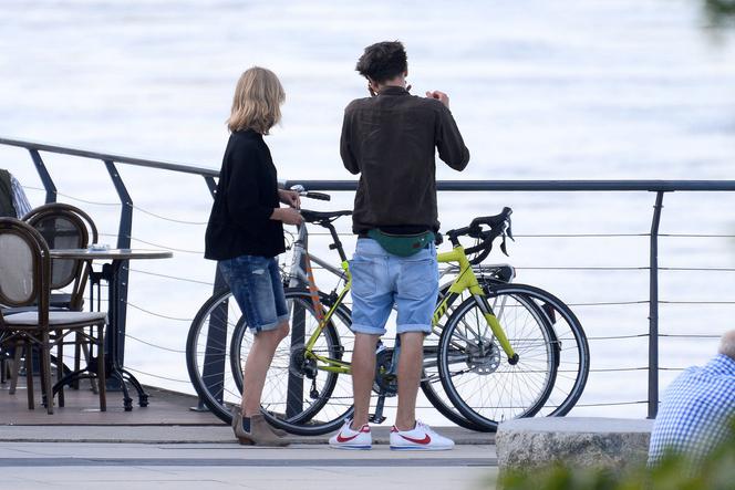 Co ona robi mu na szyi?   Magdalena Cielecka i Bartosz Gelner na rowerowej randce na bulwarach. 
