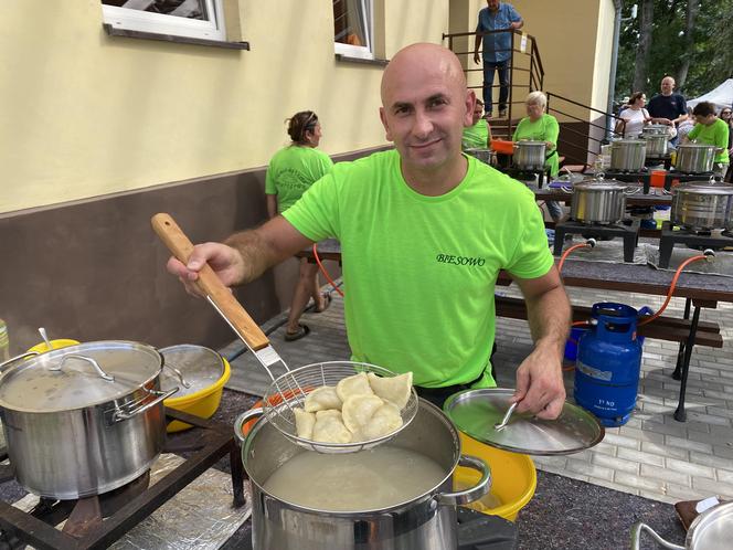 Gigantyczne kolejki po pierogi w Biesowie. Przygotowano ich ponad 50 tysięcy. Zobacz zdjęcia!