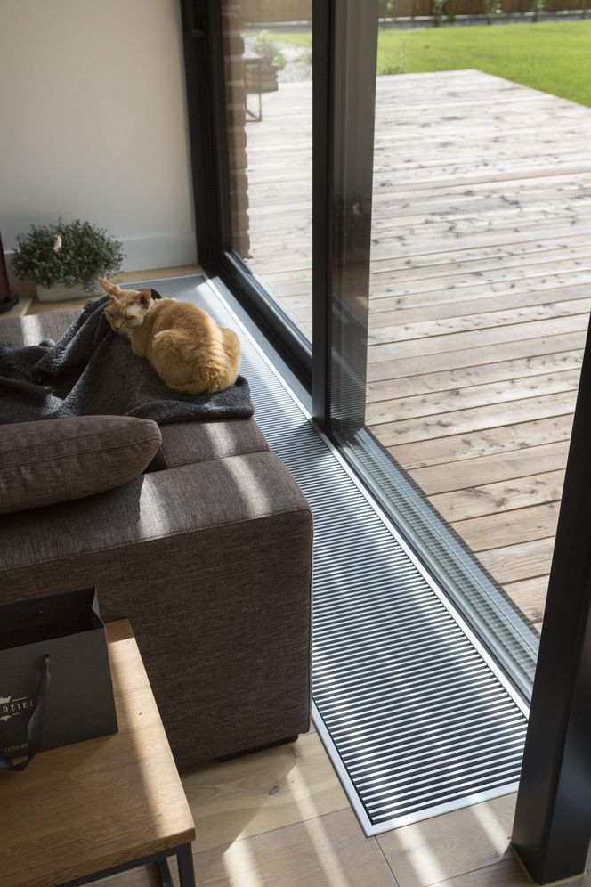 Grzejniki kanałowe - idealne rozwiązanie do jasnych przestronnych wnętrz z dużymi przeszkleniami