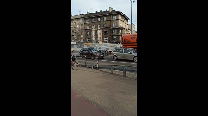 Zamiast polewać ulice, ugasił płonący samochód! Błyskawiczna reakcja krakowskich służb [WIDEO]