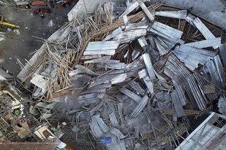 Zawalona szkoła w Indonezji. Ratownicy kopią ręcznie, szukając oznak życia. 59 osób nadal może być pod gruzami  