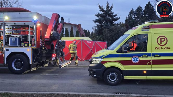 Józefosław. Osobówką wjechali pod tira. Tragiczna wiadomość	