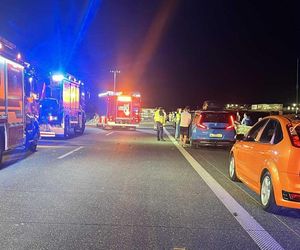 Wypadek na autostradzie A1. Dachował dostawczak