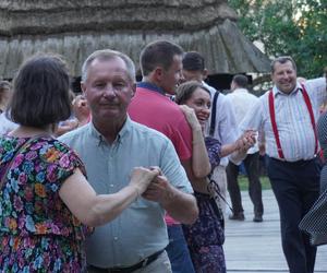 Sielanka na parkiecie w Muzeum Wsi Lubelskiej pod gołym niebem! Za nami kolejna potańcówka w rytmie miejskiego folkloru z Warszawy i Lwowa