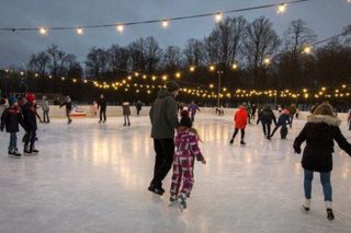 Sezonowe lodowiska w regionie. Gdzie można iść na łyżwy?